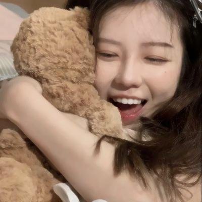 她行走于黑暗中